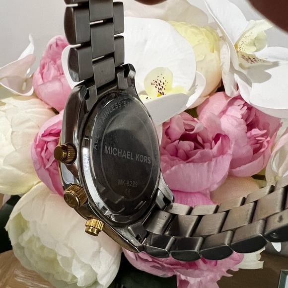 Authentic Michael Kors MK8229 – two‑tone silver & gold chronograph watch main image 6